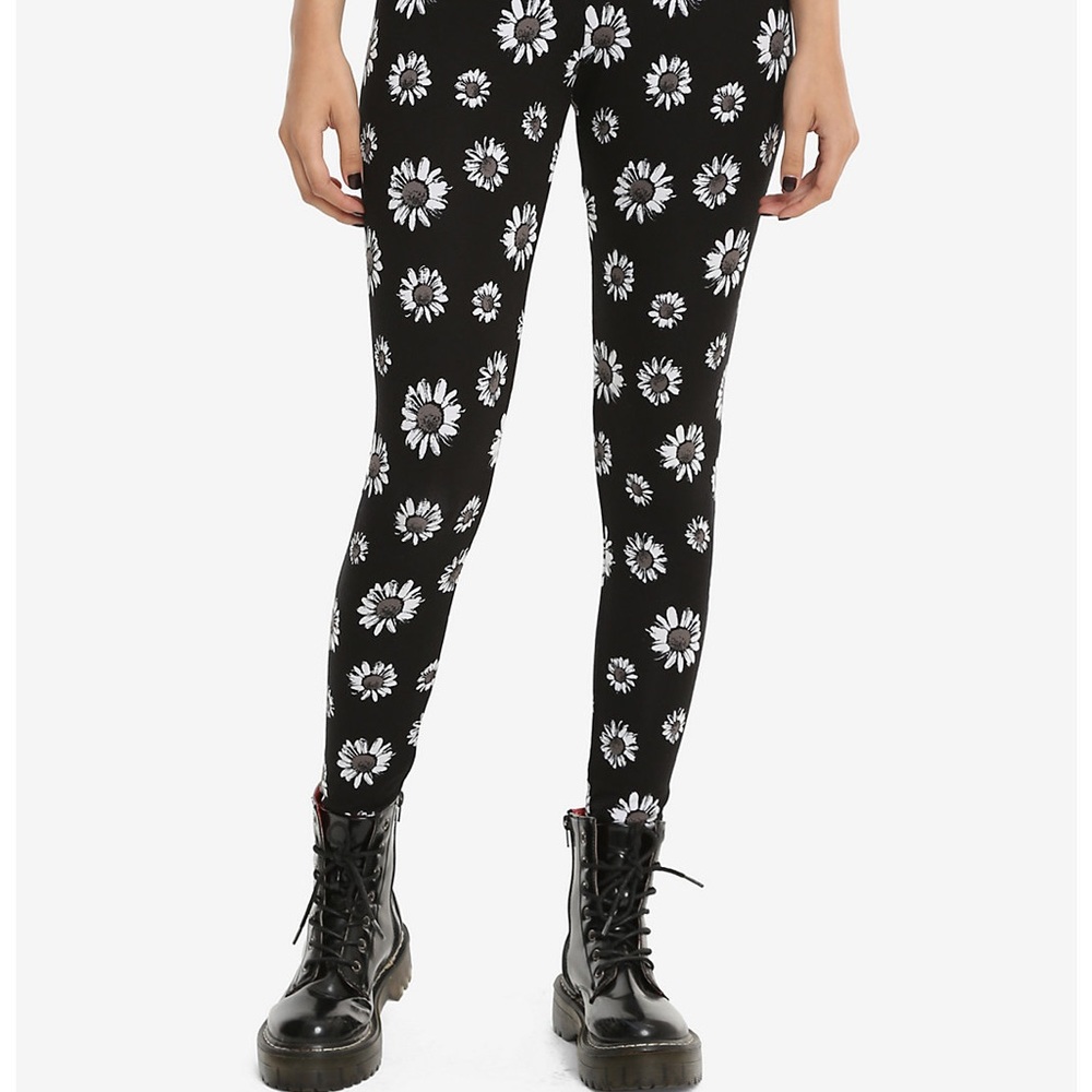 NWOT daisy leggings